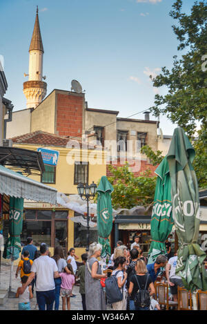 SKOPJE, Macedonia nord-Agosto 22 2019:i pedoni e i clienti del ristorante passeggiare e socializzare in giro per le strade del Vecchio Bazar area,Skopje. Foto Stock