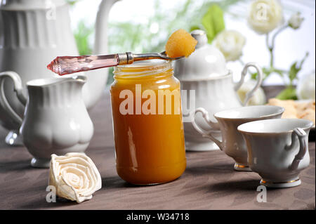 Prodotto Locale: miele dalla regione di Berry per la prima colazione, su un tavolo Foto Stock