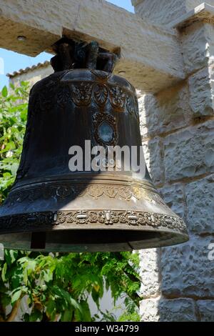 Kassiopi Corfù la fotografia della campana è stata presa in un cantiere della chiesa vicino al porto .credo che sia una buona foto Foto Stock