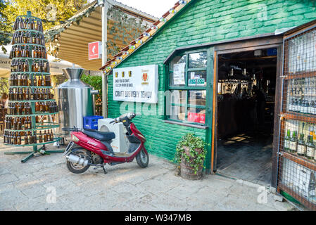 SKOPJE, Macedonia nord-Agosto 23 2019:scooter parcheggiate fuori Birreria Artigianale Temov,un servizio specializzato di birra maker,bar e ristorante nel Vecchio Bazar area.. Foto Stock