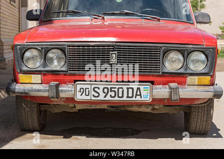 Lada sovietica auto anteriore, Khiva, Uzbekistan Foto Stock