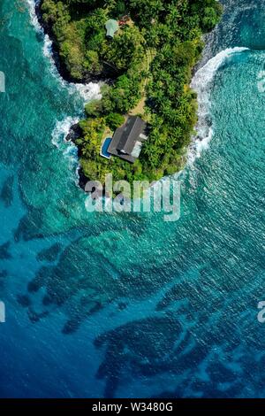 Abandone casa nell'isola tropicale dall'alto Foto Stock