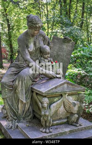 Pietra tombale, figura femminile, madre con bambino sul sarcofago, Alter Nordlicher cimitero, Monaco di Baviera, Baviera, Baviera, Germania Foto Stock