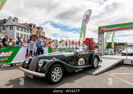 Kinsale, Cork, Irlanda. 12 Luglio, 2019. Con e di grazia Mulvihill con loro 1988 Morgan 44 alla linea di partenza della Cannononball retrò Road Trip a Kinsale, Co. Cork, Irlanda. Il percorso classico inizia a Kinsale e prende in Healy Pass, Kenmare, Molls Gap, pollice Beach, Dingle, Slea Head, Conor Pass, Tralee e termina al Castello di Bunratty il 13 luglio 2019. Credito: David Creedon/Alamy Live News Foto Stock