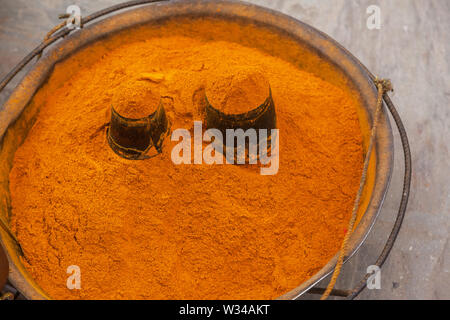 Tazze di orange spice in una ciotola di metallo Foto Stock