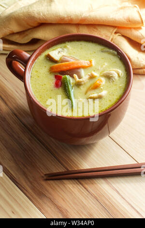 Verde piccante curry tailandese con pollo e verdure Foto Stock