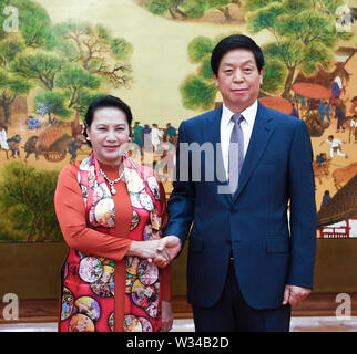 (190712) -- PECHINO, luglio 12, 2019 (Xinhua) -- Li Zhanshu (R), presidente del comitato permanente del Congresso nazionale del popolo della Cina, tiene colloqui con la visita presidentessa dell Assemblea nazionale del Vietnam Nguyen Thi Kim Ngan, a Pechino, capitale della Cina, 11 luglio, 2019. (Xinhua/Zhang Ling) Foto Stock