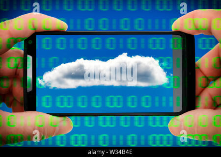 Il cloud su una schermata dello smartphone e codice binario, il cloud computing Foto Stock