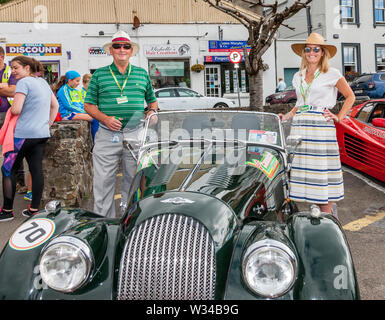 Kinsale, Cork, Irlanda. 12 Luglio, 2019. Con e di grazia Mulvihill con loro 1988 Morgan 44 alla linea di partenza della Cannononball retrò Road Trip a Kinsale, Co. Cork, Irlanda. Il percorso classico inizia a Kinsale e prende in Healy Pass, Kenmare, Molls Gap, pollice Beach, Dingle, Slea Head, Conor Pass, Tralee e termina al Castello di Bunratty il 13 luglio 2019. Credito: David Creedon/Alamy Live News Foto Stock