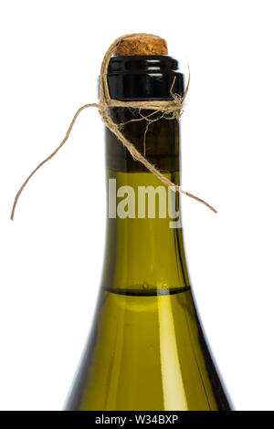 Chiusa la bottiglia di champagne isolato su sfondo bianco Foto Stock