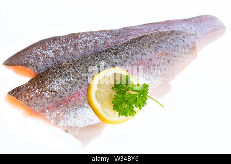 Due i filetti di salmone trota con una fettina di limone Foto Stock