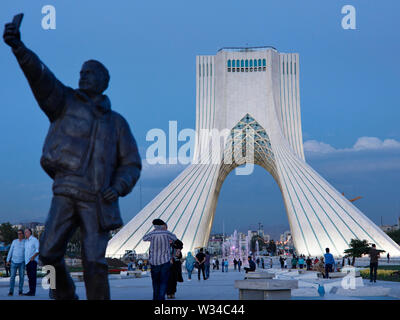 16.04.2017, Iran Teheran: Il Monumento Azadi nella capitale iraniana Teheran, presa su 16.04.2017. La torre fu costruita dal 1969 - 1971 in occasione dell'2500th anniversario della monarchia iraniana sotto il nome di Shahyad torre ed è diventato un punto di riferimento della moderna Tehran. Foto: Thomas Schulze / dpa-Zentralbild / ZB | Utilizzo di tutto il mondo Foto Stock