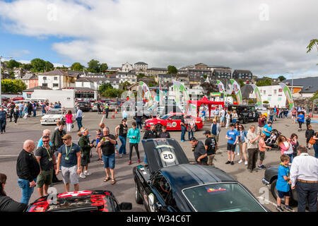 Kinsale, Cork, Irlanda. 12 Luglio, 2019. Una sezione della folla alla linea di partenza della Cannononball retrò Road Trip a Kinsale, Co. Cork, Irlanda. Il percorso classico inizia a Kinsale e prende in Healy Pass, Kenmare, Molls Gap, pollice Beach, Dingle, Slea Head, Conor Pass, Tralee e termina al Castello di Bunratty il 13 luglio 2019. Credito: David Creedon/Alamy Live News Foto Stock