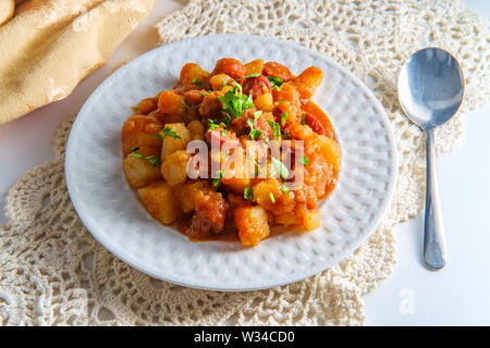 Povero pasto dell'Ungherese di hot dog e patate stufato di gulasch Foto Stock