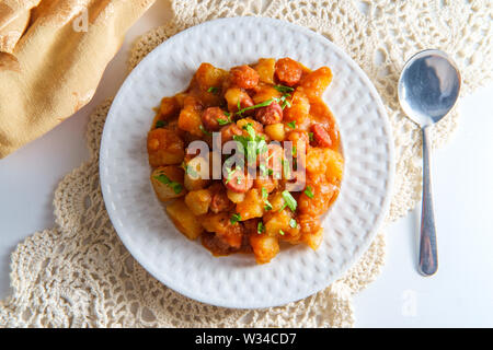 Povero pasto dell'Ungherese di hot dog e patate stufato di gulasch Foto Stock