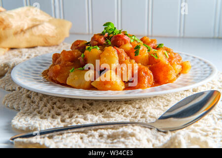 Povero pasto dell'Ungherese di hot dog e patate stufato di gulasch Foto Stock