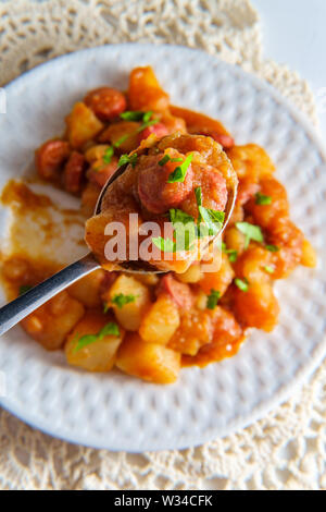 Povero pasto dell'Ungherese di hot dog e patate stufato di gulasch Foto Stock