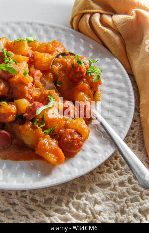 Povero pasto dell'Ungherese di hot dog e patate stufato di gulasch Foto Stock