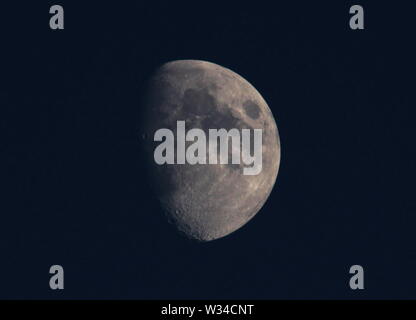Newcastle upon Tyne, Regno Unito. 12 Luglio, 2019. 69% Waxing Gibbous luna con il mare della tranquillità, il sito di atterraggio di Apollo 11, Credito: DavidWhinham/Alamy Credito: David Whinham/Alamy Live News Foto Stock
