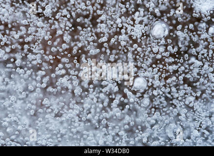 Bolle congelati in acqua. Foto Stock