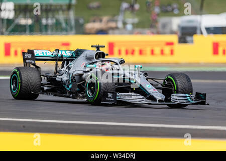 TOWCESTER, Regno Unito. 12 lug 2019. Lewis Hamilton di Mercedes in pratica 1 durante la Formula 1 Rolex British Grand Prix 2019 sul circuito di Silverstone il Venerdì, 12 luglio 2019 a Towcester, Inghilterra. Credito: Taka G Wu/Alamy Live News Foto Stock