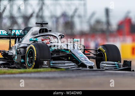 TOWCESTER, Regno Unito. 12 lug 2019. Lewis Hamilton di Mercedes in pratica 1 durante la Formula 1 Rolex British Grand Prix 2019 sul circuito di Silverstone il Venerdì, 12 luglio 2019 a Towcester, Inghilterra. Credito: Taka G Wu/Alamy Live News Foto Stock