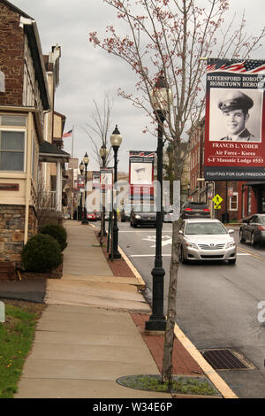 Hometown Hero banner lungo la strada principale di Royersford, PA, Stati Uniti d'America Foto Stock