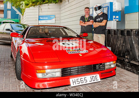 Bantry, West Cork, Irlanda. 12 Luglio, 2019. Il leggendario è Tuber 'Chris Fix', dal New Jersey, STATI UNITI D'AMERICA,è attualmente sull'Irish Cannonball Run alla guida di una Ferrari Testarossa. Si è fermato in un garage di Bantry oggi con il suo co-pilota David Crosbie da Houston, Texas. Oggi è la gamba iniziato da Kinsale, nella contea di Cork e terminerà in Dingle questa sera. Credito: Andy Gibson/Alamy Live News. Foto Stock