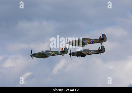 Hawker Hurricanes in formazione Shuttleworth Collection Military Air Show luglio 2019 Foto Stock