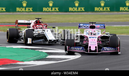 Racing driver punto Sergio Perez in azione durante il giorno di pratica per il Gran Premio di Gran Bretagna a Silverstone, Towcester. Foto Stock