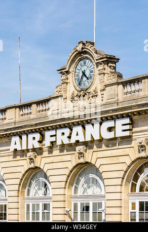 La Air France segno è affissa alla facciata di Les Invalides air terminal, ex stazione ferroviaria di Parigi, Francia. Foto Stock