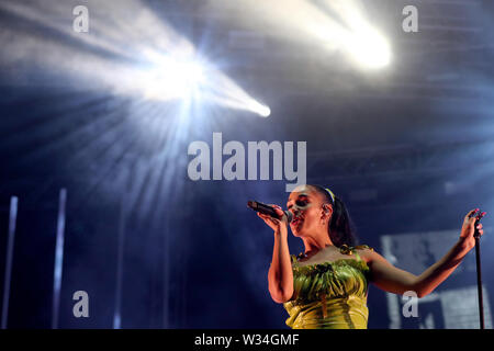 Lisbona, Portogallo. 11 Luglio, 2019. Il cantante Jorja Smith esegue durante la NOS Alive 2019 Music Festival di Lisbona, Portogallo, luglio 11, 2019. Il festival si svolge dal 11 luglio al 13 luglio. Credito: Pedro Fiuza/Xinhua/Alamy Live News Foto Stock