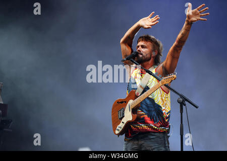 Lisbona, Portogallo. 11 Luglio, 2019. Cantante Xavier Rudd esegue durante la NOS Alive 2019 Music Festival di Lisbona, Portogallo, luglio 11, 2019. Il festival si svolge dal 11 luglio al 13 luglio. Credito: Pedro Fiuza/Xinhua/Alamy Live News Foto Stock