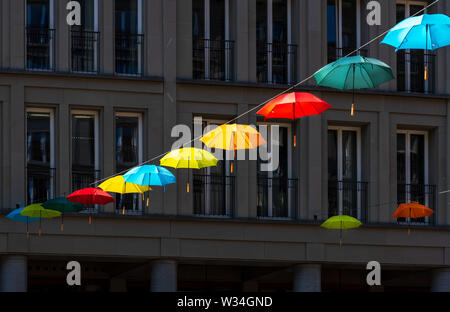 Ombrelloni colorati sospesi attraverso Walter Benjamin Platz a Berlino Foto Stock