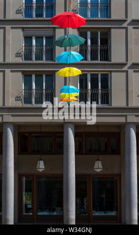 Ombrelloni colorati sospesi attraverso Walter Benjamin Platz a Berlino Foto Stock