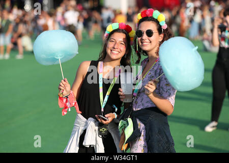 Lisbona, Portogallo. 11 Luglio, 2019. Agli spettatori del festival posano per una foto durante la NOS Alive 2019 Music Festival di Lisbona, Portogallo, luglio 11, 2019. Il festival si svolge dal 11 luglio al 13 luglio. Credito: Pedro Fiuza/Xinhua/Alamy Live News Foto Stock