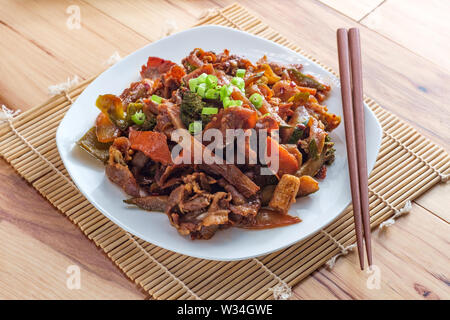 Cibo cinese barbecue mongolo fette sottili di carne di manzo con verdure miste Foto Stock