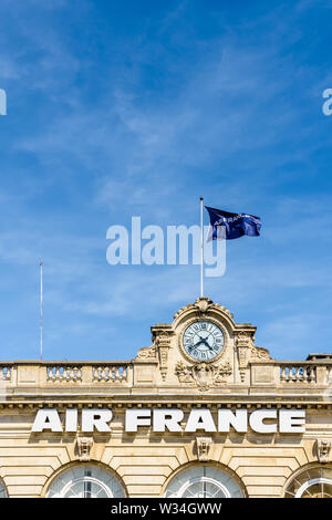 La Air France segno è affissa alla facciata di Les Invalides air terminal, ex stazione ferroviaria di Parigi, Francia. Foto Stock