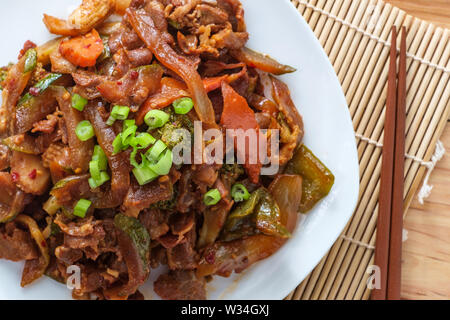 Cibo cinese barbecue mongolo fette sottili di carne di manzo con verdure miste Foto Stock