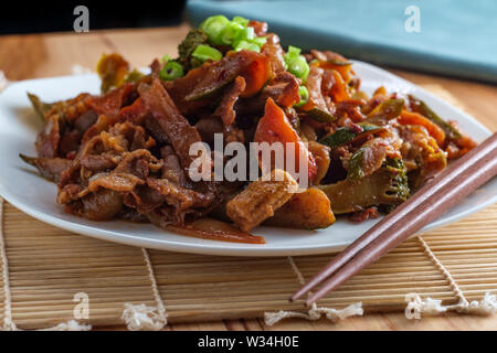 Cibo cinese barbecue mongolo fette sottili di carne di manzo con verdure miste Foto Stock