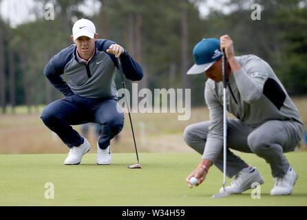 In Irlanda del Nord la Rory McIlroy (sinistra) e Stati Uniti d'America's Rickie Fowler su xiii verde durante il giorno due di Aberdeen investimenti Standard Scottish Open al Renaissance Club, North Berwick. Foto Stock