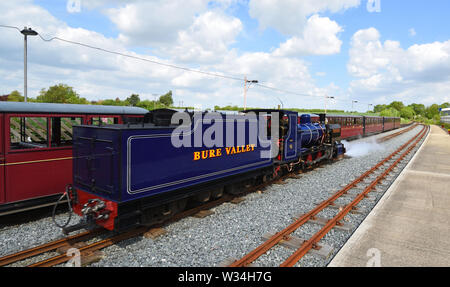 Blickling Hall a scartamento ridotto treno a vapore a Wroxham stazione sulla bure Valley Railway Norfolk. Foto Stock