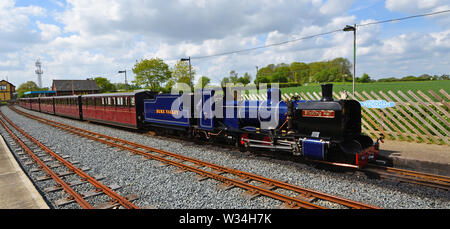 Blickling Hall a scartamento ridotto treno a vapore a Wroxham stazione sulla bure Valley Railway Norfolk. Foto Stock