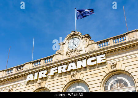 La Air France segno è affissa alla facciata di Les Invalides air terminal, ex stazione ferroviaria di Parigi, Francia. Foto Stock