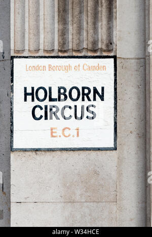 Dipinto a mano Holborn Circus street sign in London Borough of Camden, CE1. Foto Stock