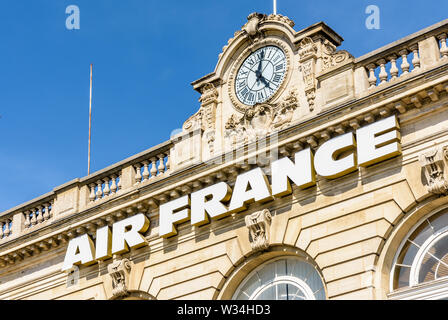 La Air France segno è affissa alla facciata di Les Invalides air terminal, ex stazione ferroviaria di Parigi, Francia. Foto Stock