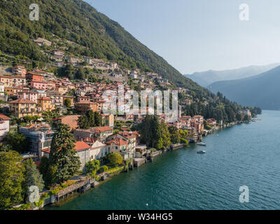 Villaggio sul lago di Como in Italia. Piccolo borgo di Carate Urio vicino a Cernobbio Foto Stock