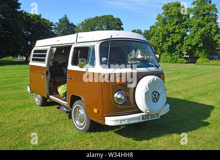 Classic marrone e bianco Volkswagen auto parcheggiate sul verde del villaggio. Foto Stock