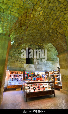 Shopping sotto Diocleziano palazzo romano, Split Croazia. Foto Stock