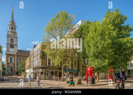 Strada trafficata scena su una soleggiata giornata d'estate a Clerkenwell Green, Londra Centrale Foto Stock